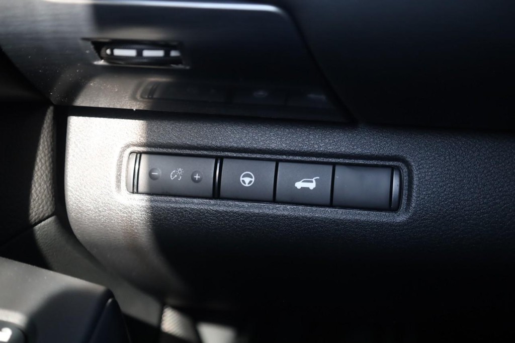 Nissan Pathfinder Vehicle Full-screen Gallery Image 12