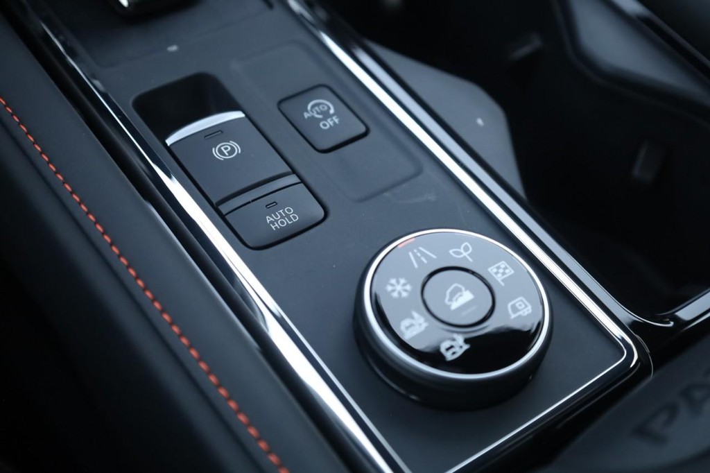 Nissan Pathfinder Vehicle Full-screen Gallery Image 19