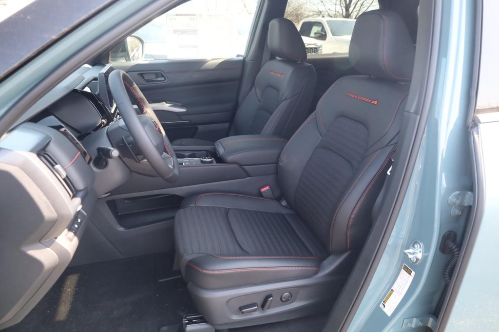 Nissan Pathfinder Vehicle Full-screen Gallery Image 20