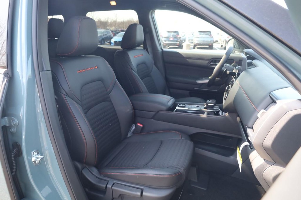 Nissan Pathfinder Vehicle Full-screen Gallery Image 21