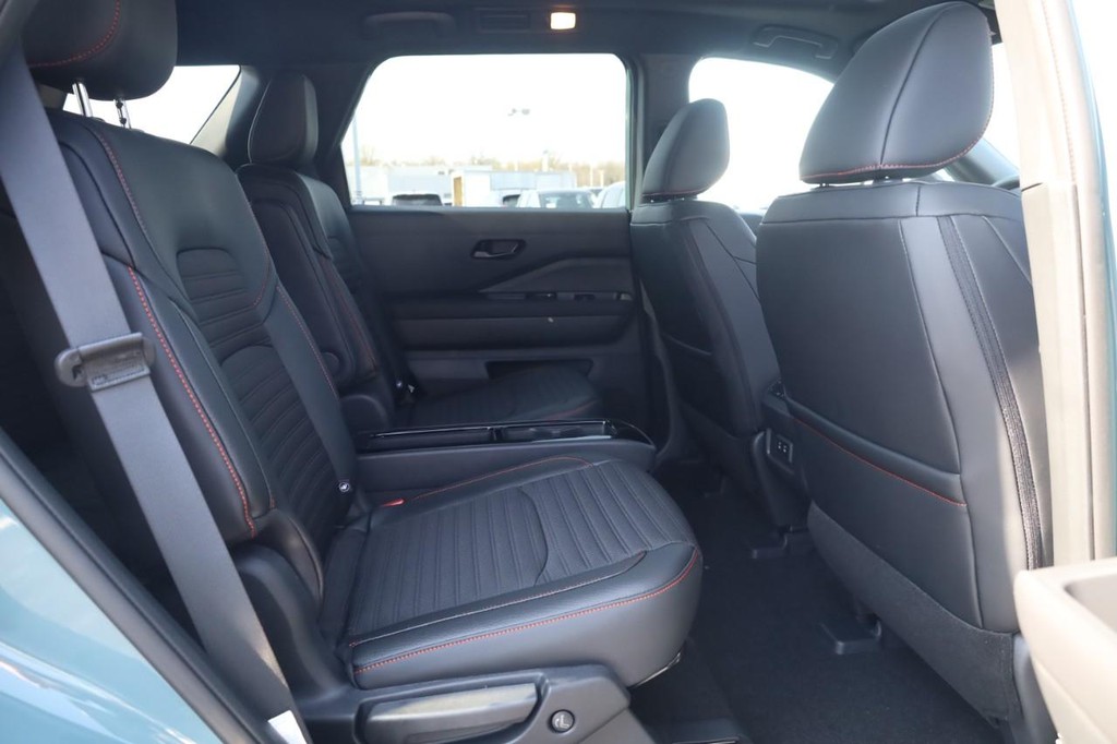 Nissan Pathfinder Vehicle Full-screen Gallery Image 22