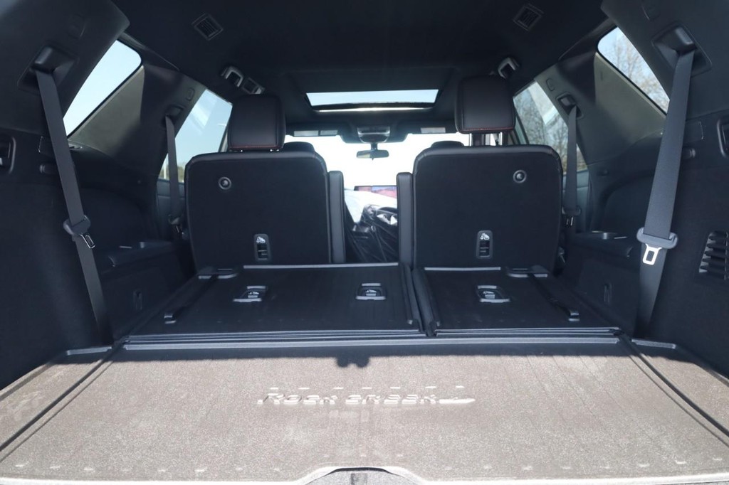 Nissan Pathfinder Vehicle Full-screen Gallery Image 25