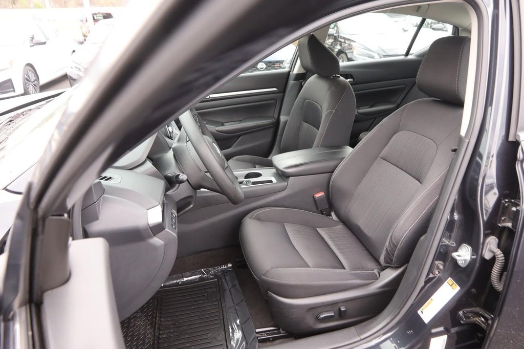 Nissan Altima Vehicle Image 08