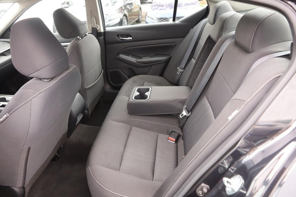 Nissan Altima Vehicle Image 09