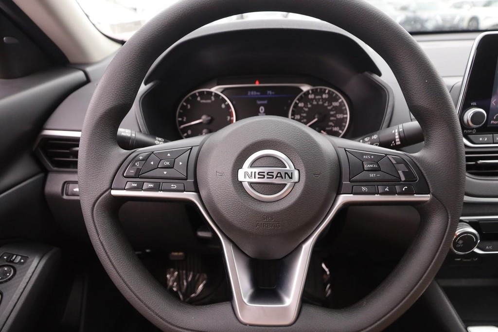 Nissan Altima Vehicle Image 10