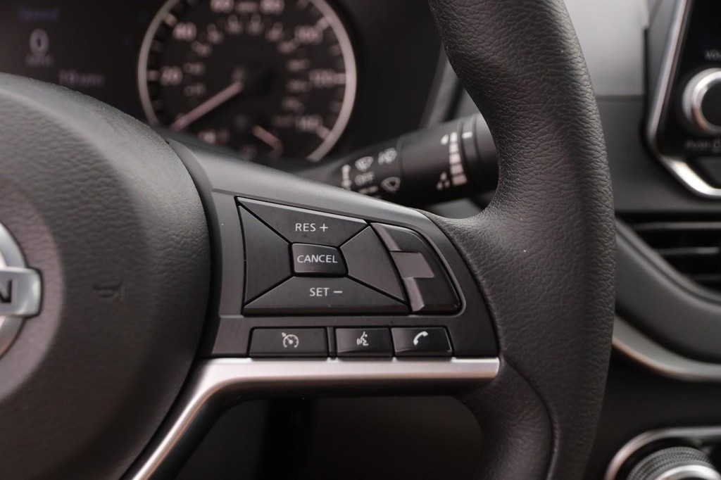 Nissan Altima Vehicle Image 12