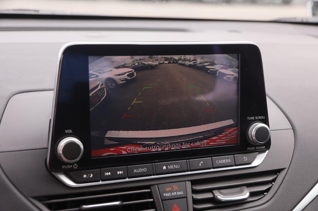 Nissan Altima Vehicle Image 16