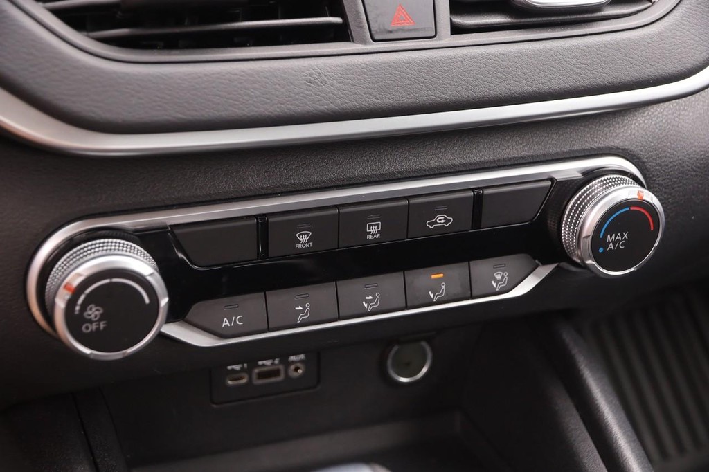 Nissan Altima Vehicle Image 17