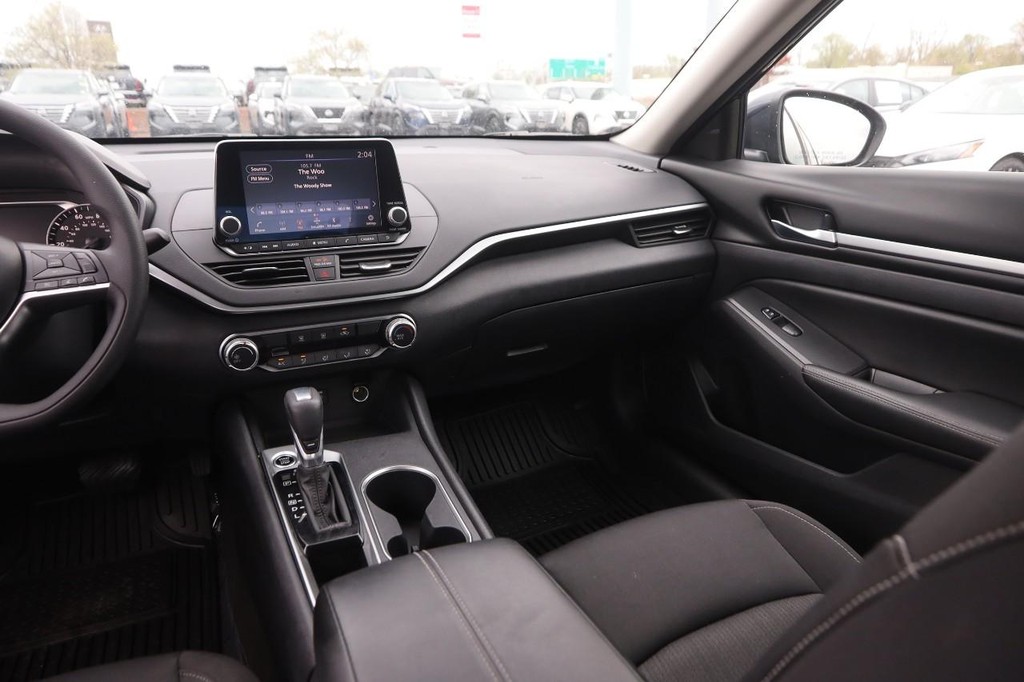 Nissan Altima Vehicle Image 23