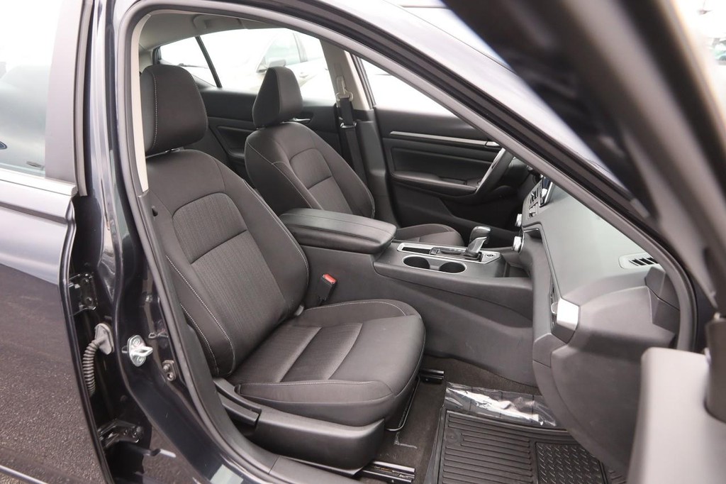 Nissan Altima Vehicle Image 24