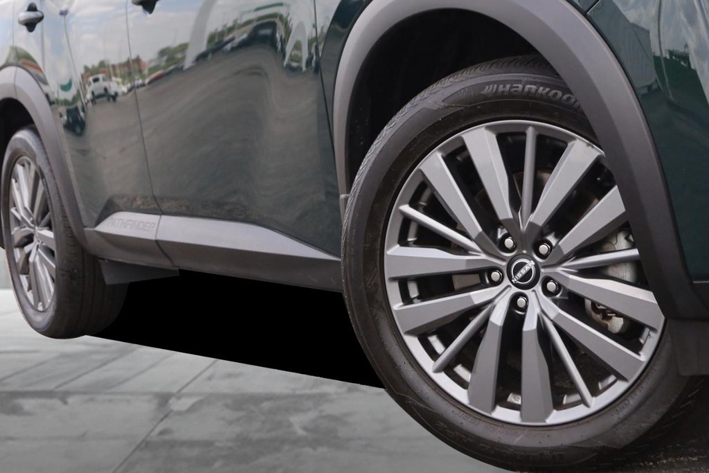 Nissan Pathfinder Vehicle Full-screen Gallery Image 3