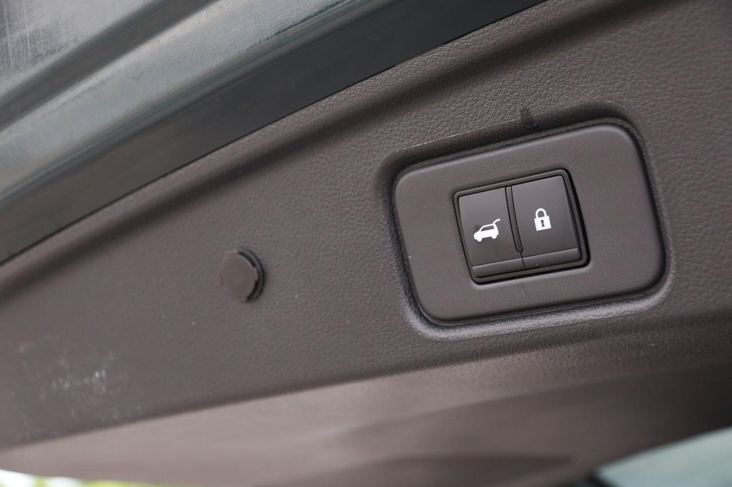 Nissan Pathfinder Vehicle Full-screen Gallery Image 8