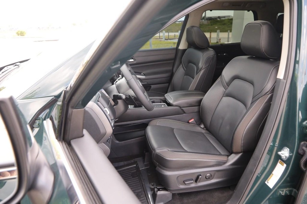 Nissan Pathfinder Vehicle Full-screen Gallery Image 10