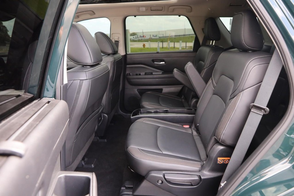 Nissan Pathfinder Vehicle Full-screen Gallery Image 11