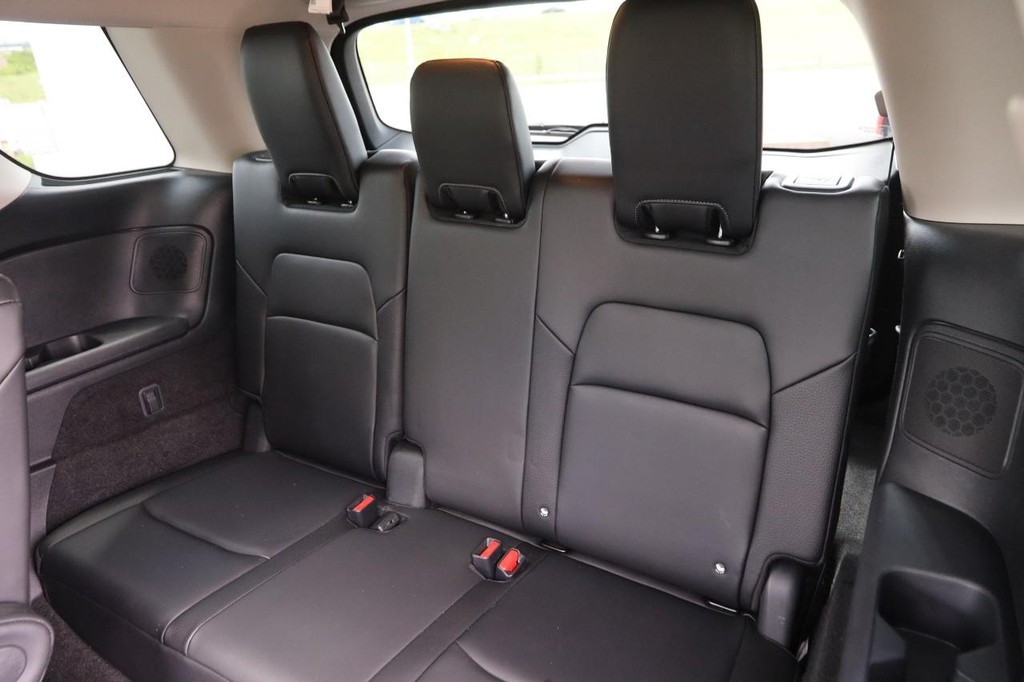 Nissan Pathfinder Vehicle Full-screen Gallery Image 12