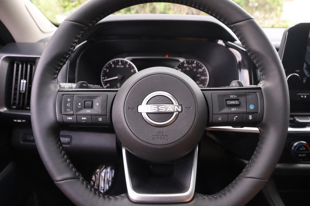 Nissan Pathfinder Vehicle Full-screen Gallery Image 13