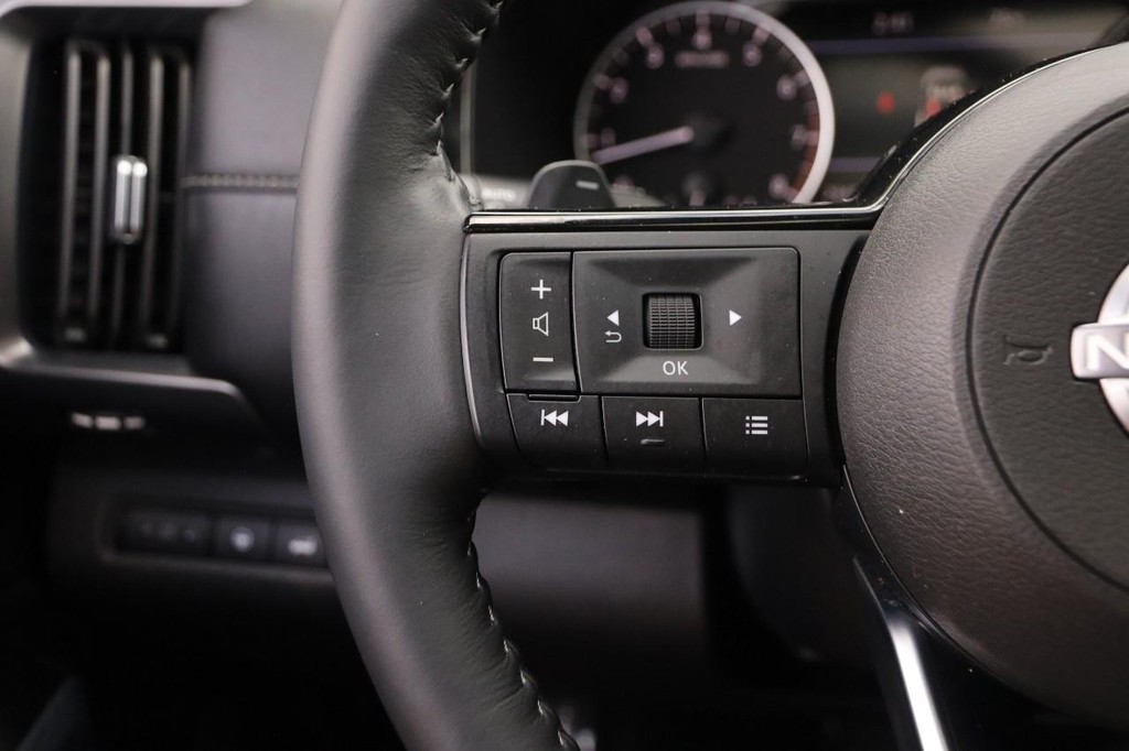 Nissan Pathfinder Vehicle Full-screen Gallery Image 14