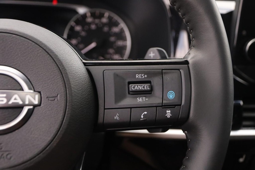 Nissan Pathfinder Vehicle Full-screen Gallery Image 15