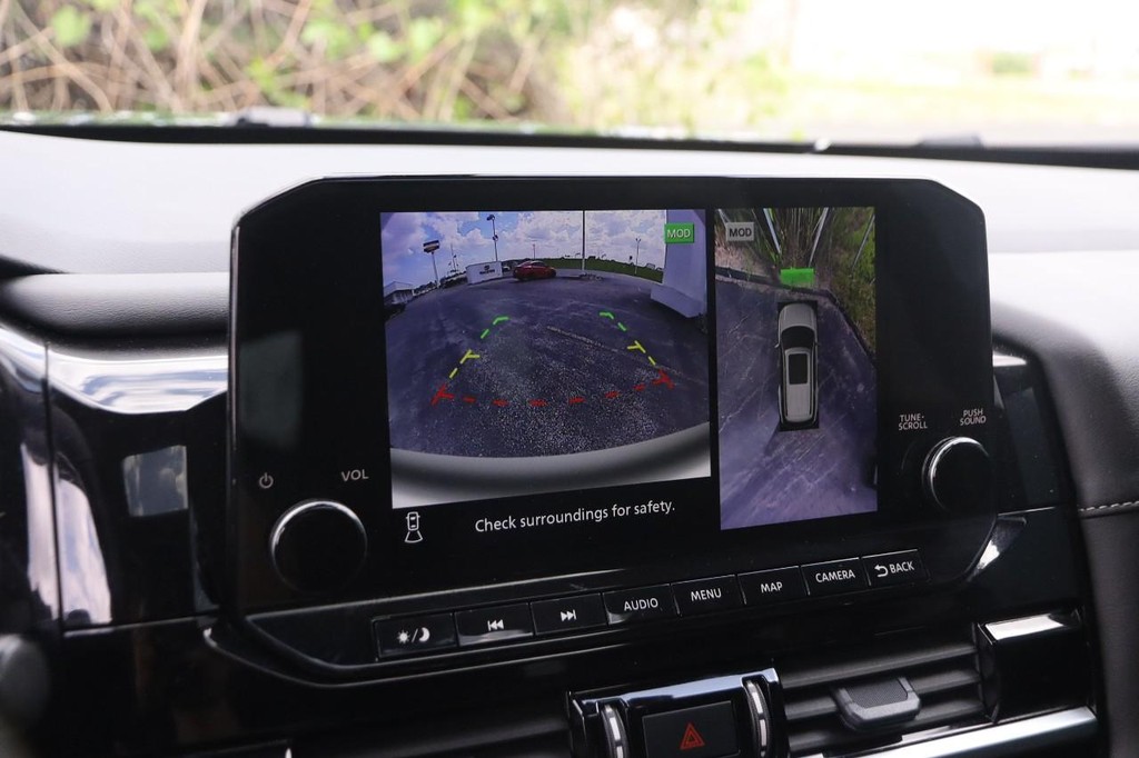 Nissan Pathfinder Vehicle Full-screen Gallery Image 19