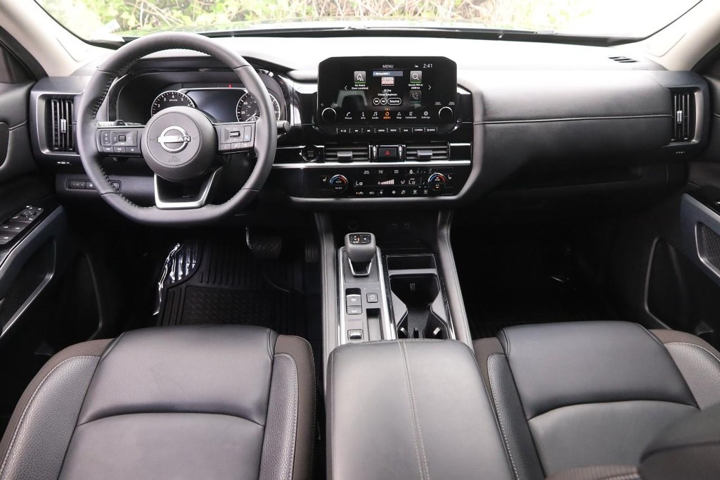 Nissan Pathfinder Vehicle Full-screen Gallery Image 23