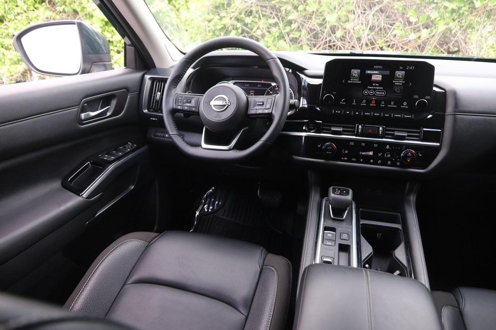 Nissan Pathfinder Vehicle Full-screen Gallery Image 24