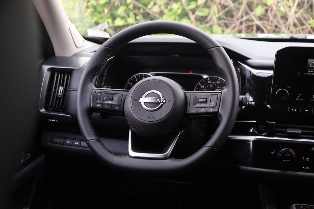 Nissan Pathfinder Vehicle Full-screen Gallery Image 25