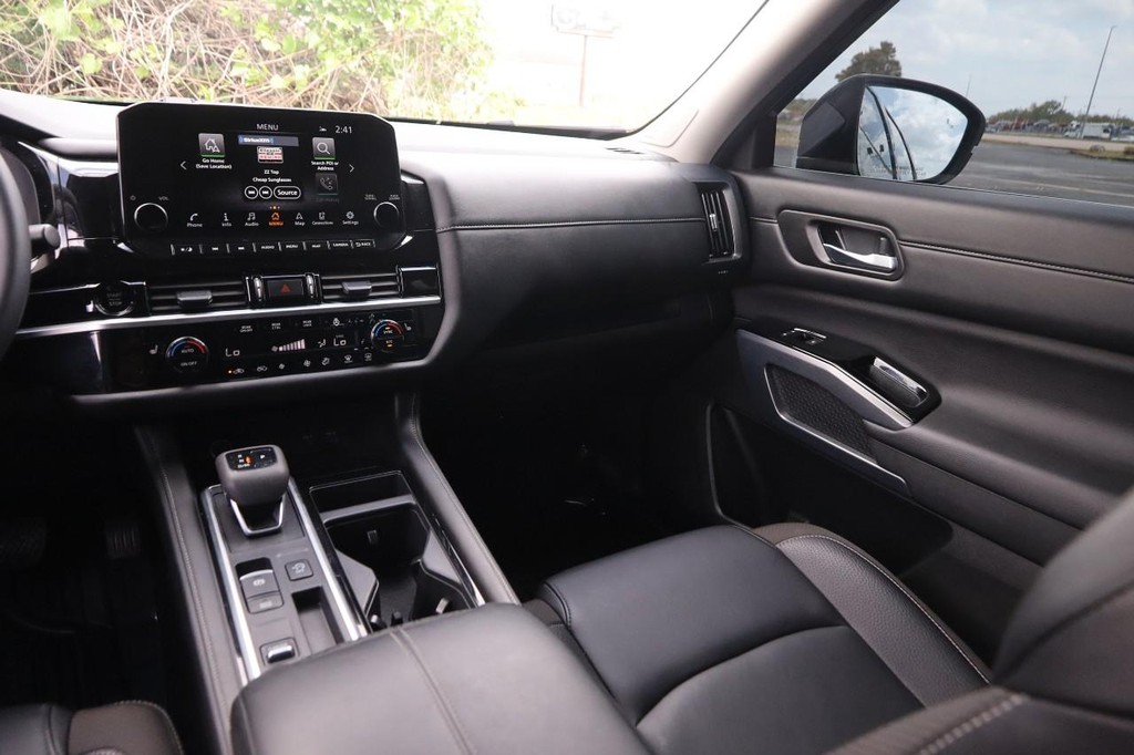 Nissan Pathfinder Vehicle Full-screen Gallery Image 27