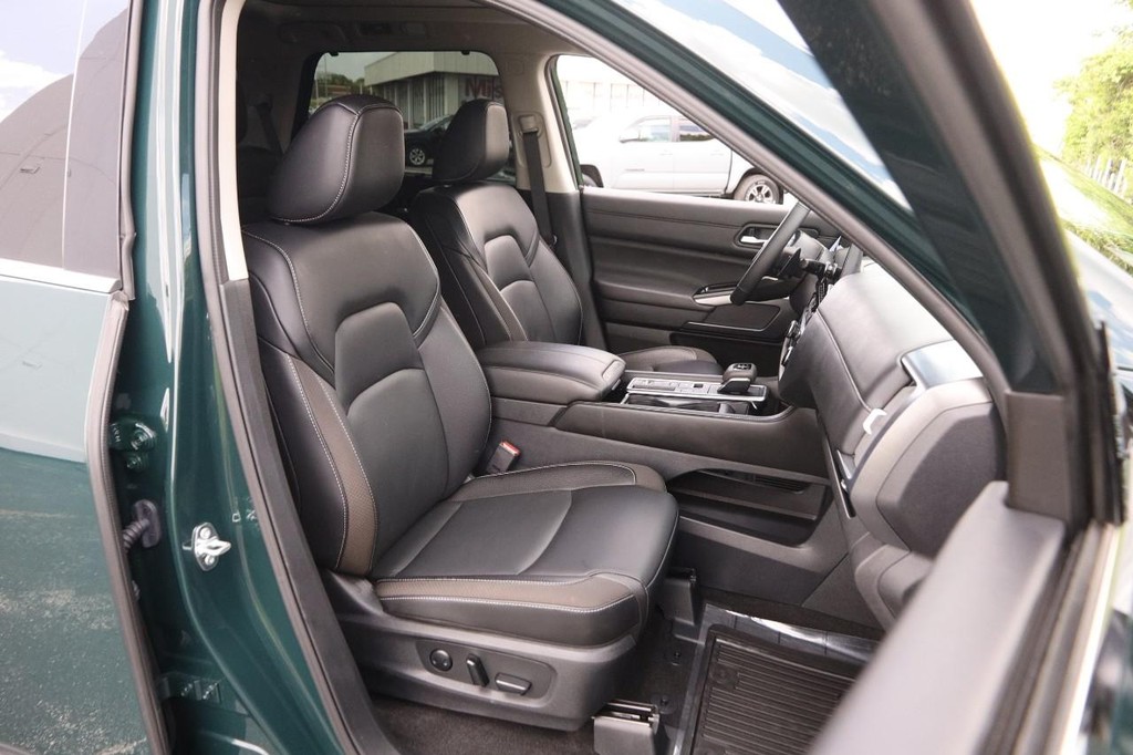 Nissan Pathfinder Vehicle Full-screen Gallery Image 28
