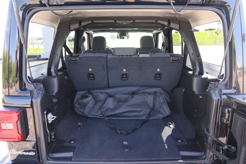 Jeep Wrangler 4xe Vehicle Full-screen Gallery Image 7