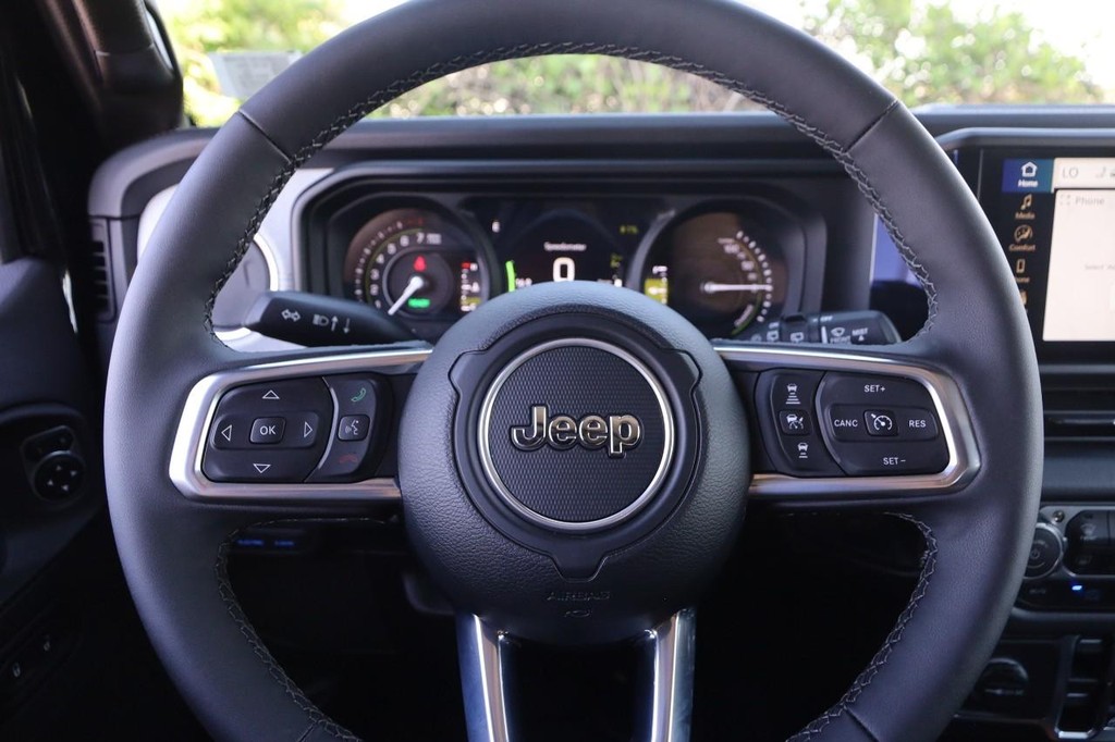 Jeep Wrangler 4xe Vehicle Full-screen Gallery Image 10