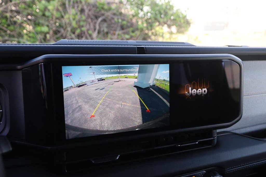 Jeep Wrangler 4xe Vehicle Full-screen Gallery Image 17