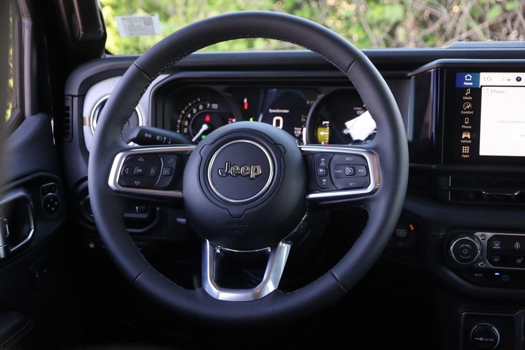 Jeep Wrangler 4xe Vehicle Full-screen Gallery Image 23