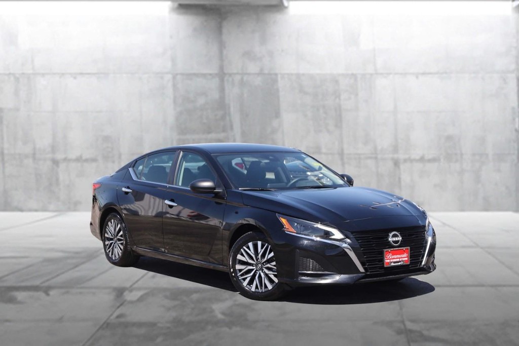 Nissan Altima Vehicle Full-screen Gallery Image 2