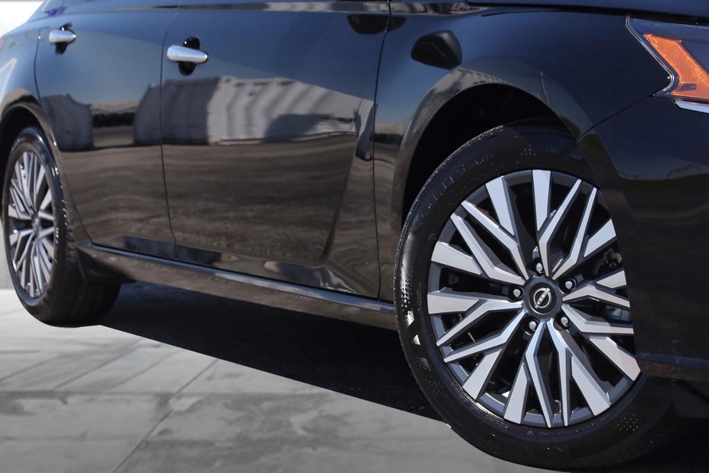 Nissan Altima Vehicle Full-screen Gallery Image 3