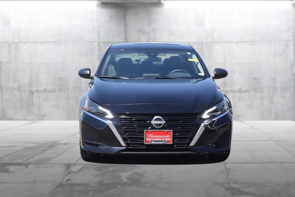 Nissan Altima Vehicle Full-screen Gallery Image 4