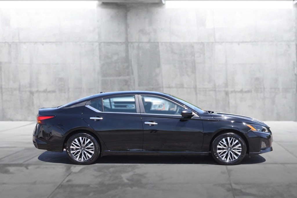 Nissan Altima Vehicle Full-screen Gallery Image 5