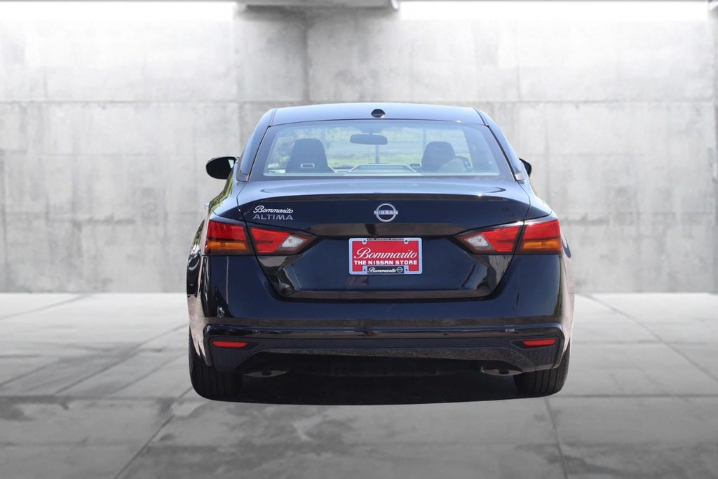 Nissan Altima Vehicle Full-screen Gallery Image 6