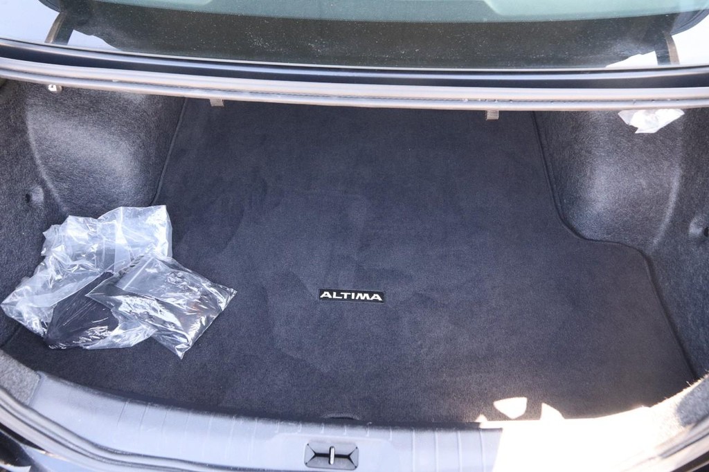 Nissan Altima Vehicle Full-screen Gallery Image 7