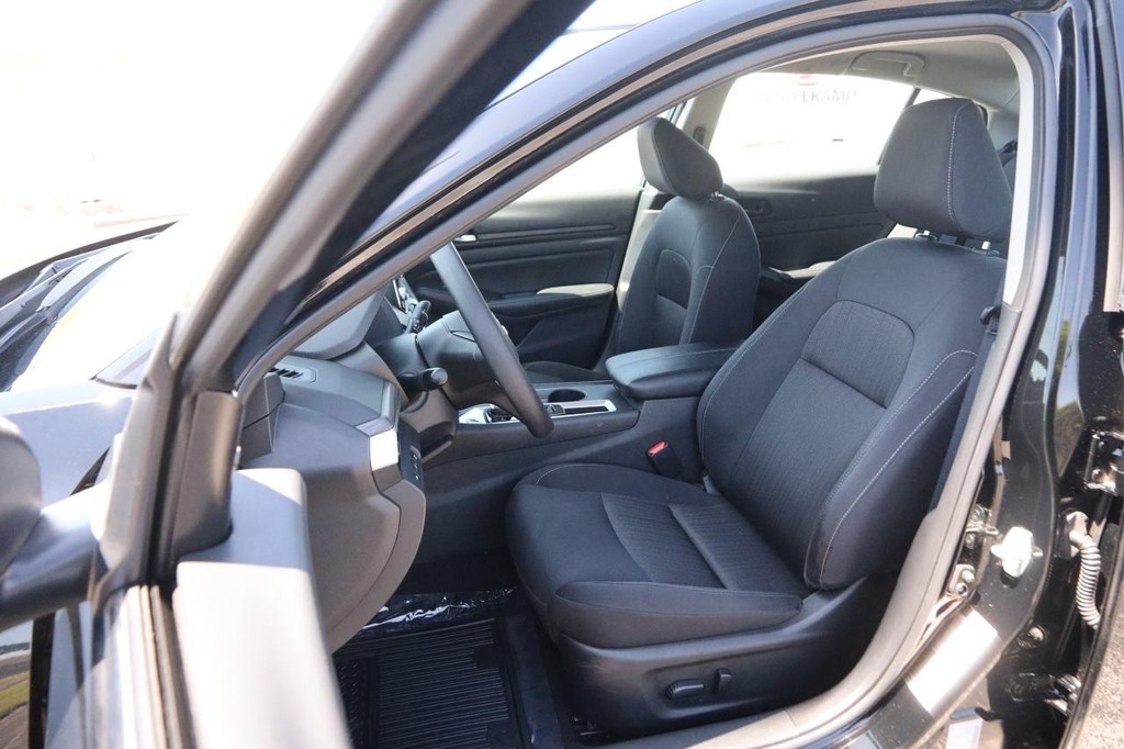 Nissan Altima Vehicle Full-screen Gallery Image 8