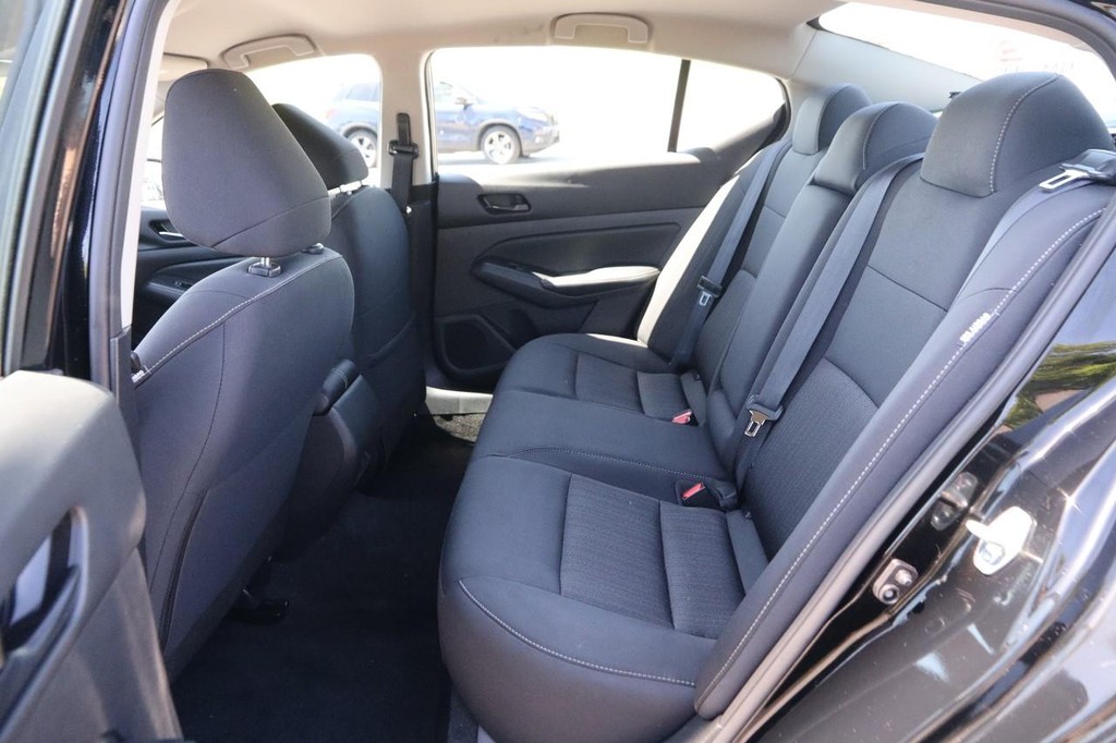 Nissan Altima Vehicle Full-screen Gallery Image 9