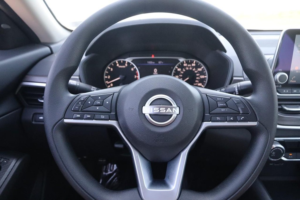 Nissan Altima Vehicle Full-screen Gallery Image 10
