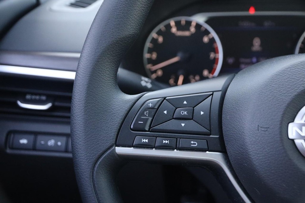 Nissan Altima Vehicle Full-screen Gallery Image 11