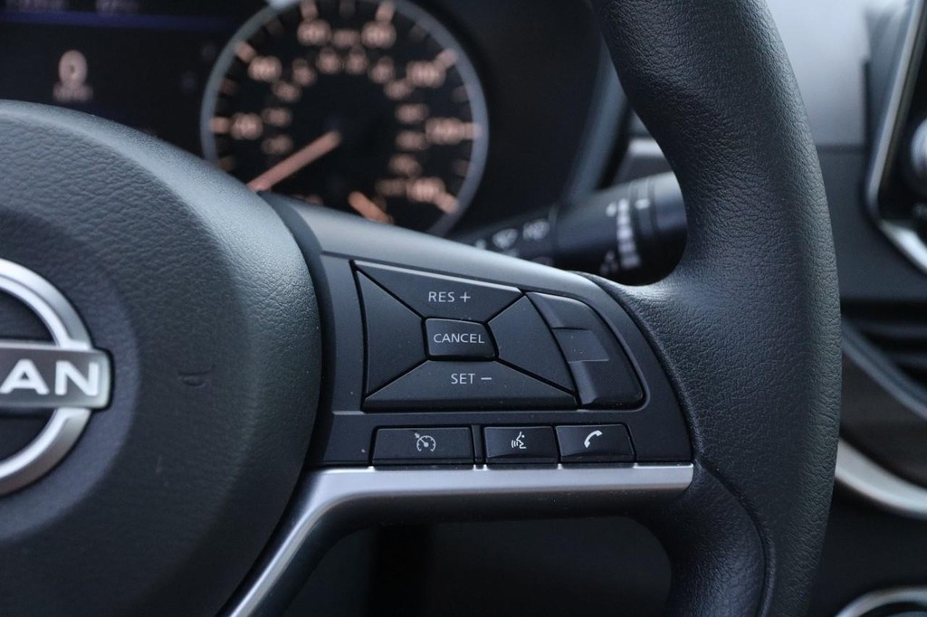 Nissan Altima Vehicle Full-screen Gallery Image 12