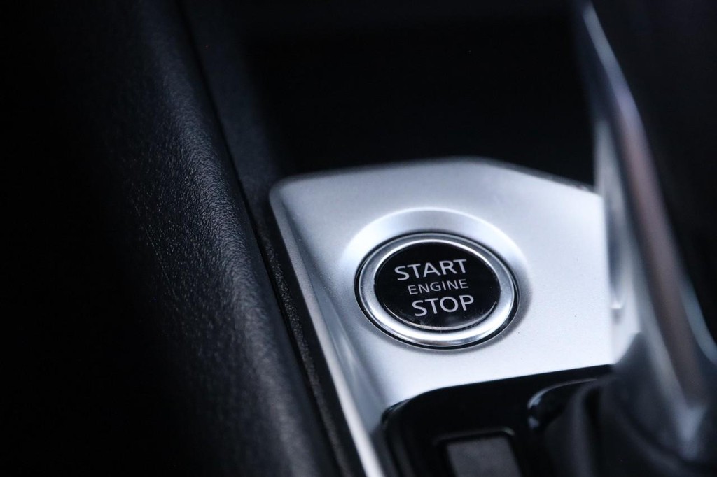 Nissan Altima Vehicle Full-screen Gallery Image 14