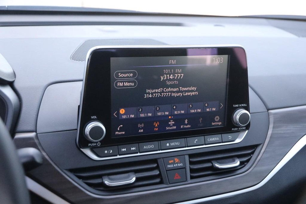 Nissan Altima Vehicle Full-screen Gallery Image 15