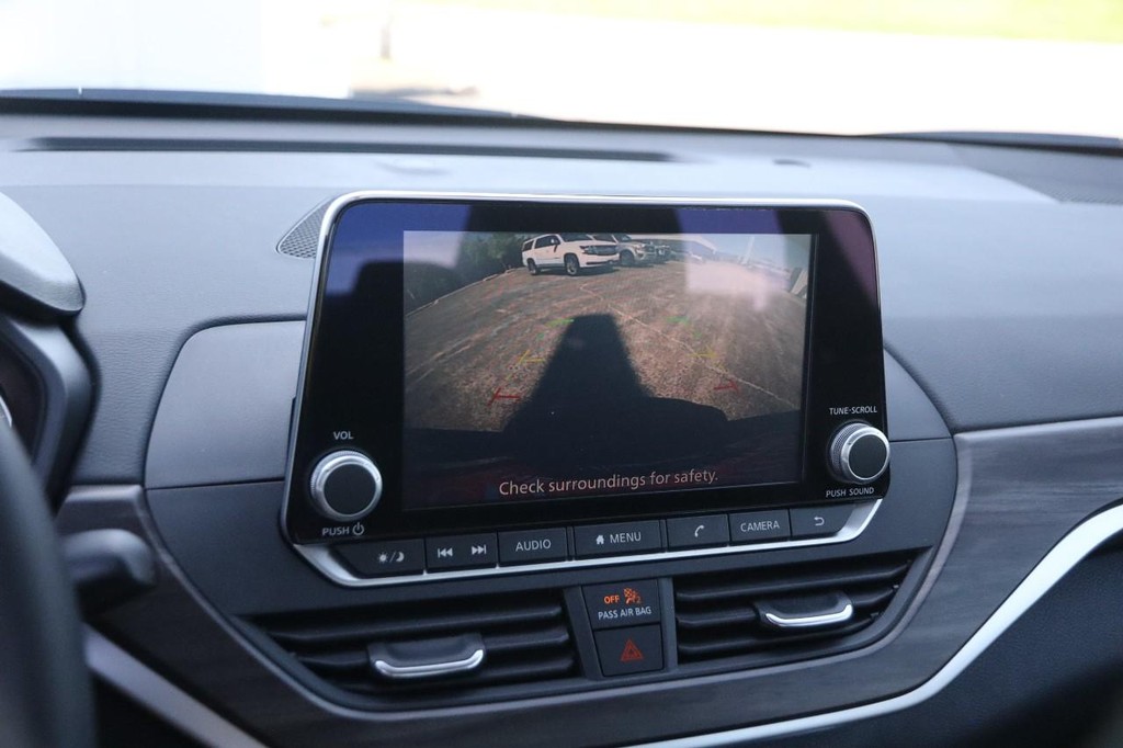 Nissan Altima Vehicle Full-screen Gallery Image 16