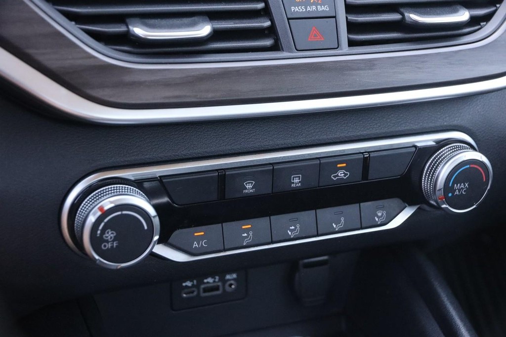 Nissan Altima Vehicle Full-screen Gallery Image 17