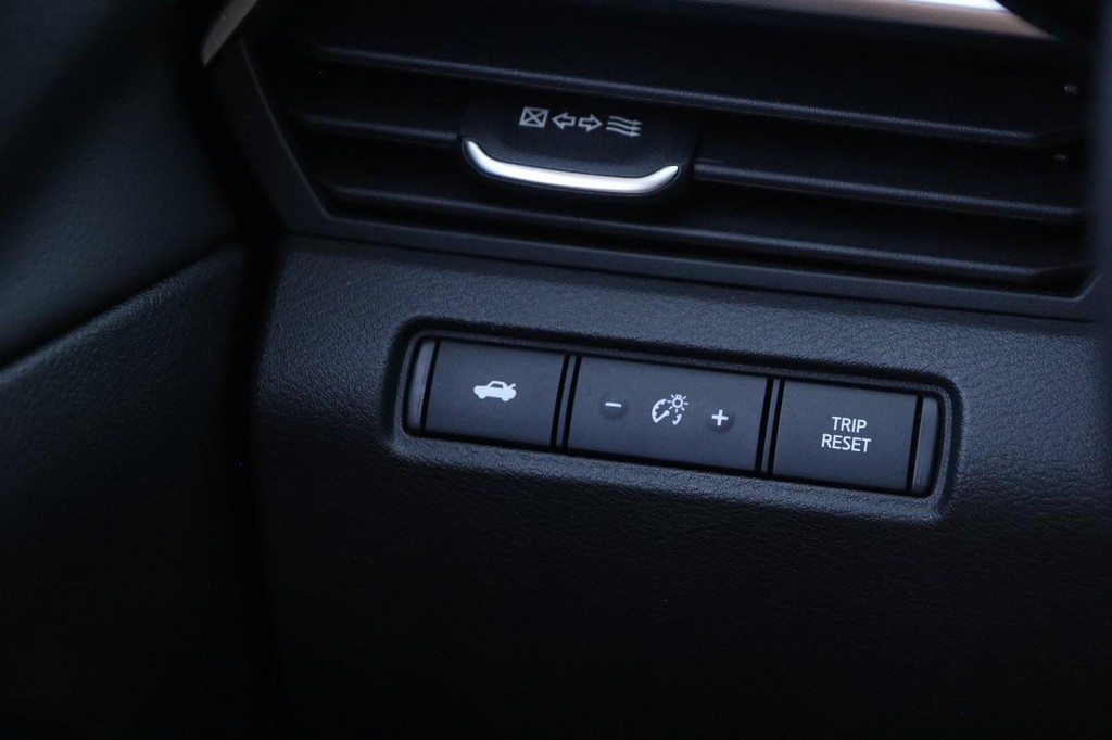 Nissan Altima Vehicle Full-screen Gallery Image 18