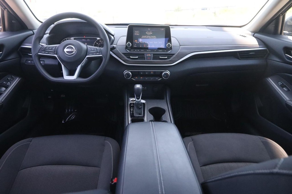 Nissan Altima Vehicle Full-screen Gallery Image 19