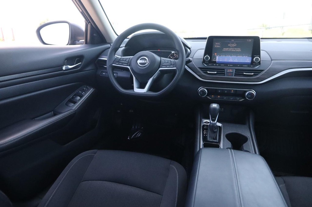 Nissan Altima Vehicle Full-screen Gallery Image 20